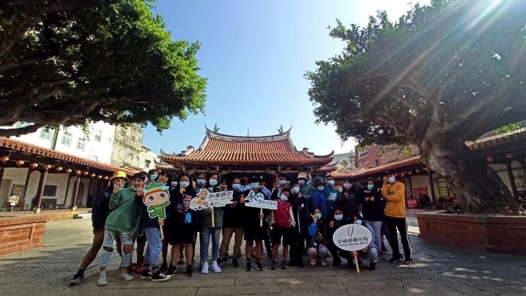 南投民和國中學生搭乘觀巴參觀鹿港龍山寺2