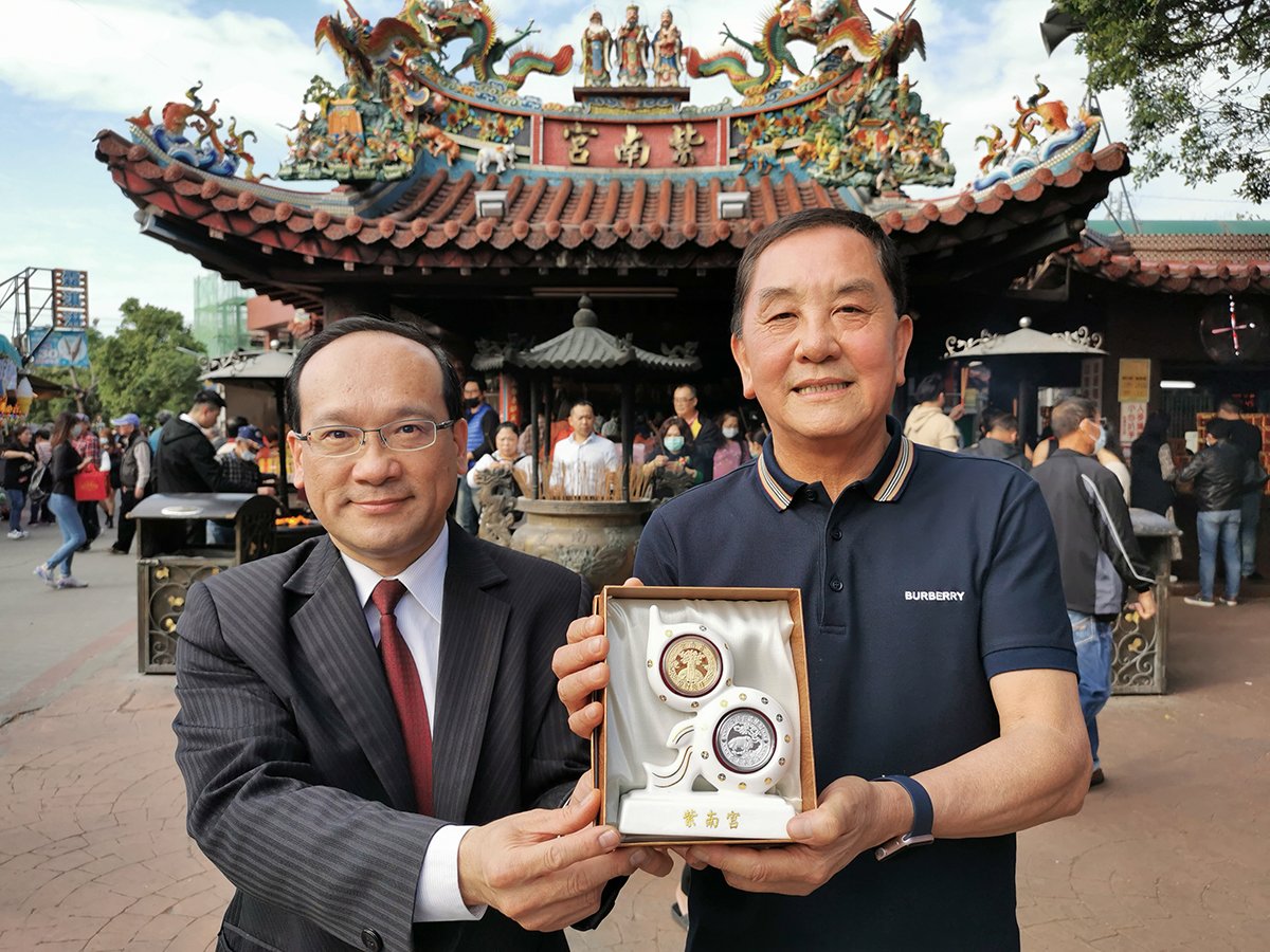 名門易理楊登嵙教授與竹山鎮紫南宮主委莊秋安合影