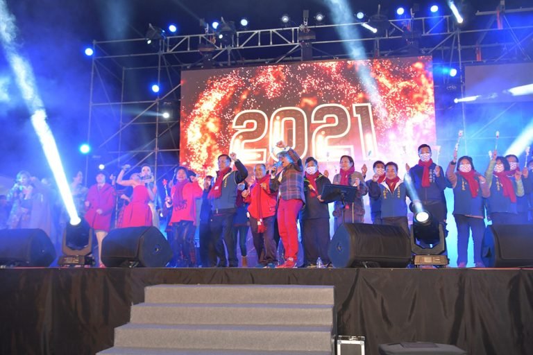 「2021愛在南投星光閃耀」南投縣跨年晚會，在南投縣立體育場登場，連串精彩表演透過網路、有線電視實況直播，與民眾遠距分享臨場感十足的跨年歡樂與熱鬧。