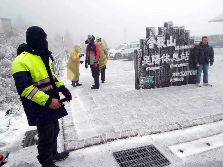 連日來受到大陸冷氣團的影響，向來最熱開的追雪地合歡山下冰霰，一直到目前為止積雪厚達10公分