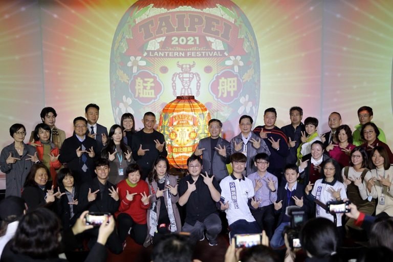 2021台北燈節卡司陣容及出席貴賓合影。(臺北市觀光傳播局提供）