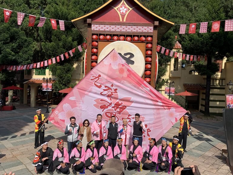 台灣最大的賞櫻盛會-九族櫻花祭 週末起手式授旗開跑 1 九族櫻花祭30日在九族文化村以太鼓震春系列的表演為活動起手式授旗