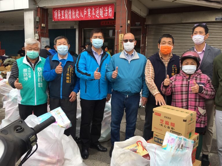 台中市議長張清照23日上午連趕兩場寒冬送暖活動