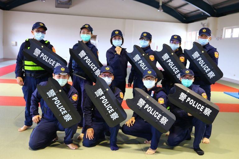埔里警分局方秋梅分局長特別購置「防暴臂盾」一批予在第一線執勤的員警使用，希望讓同仁更多一層防護與保障。