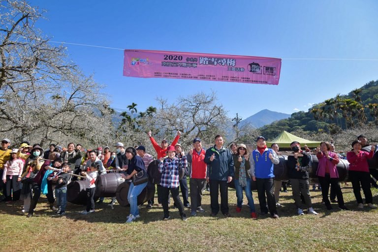 南投信義鄉「踏雪尋梅」活動10日在柳家梅園盛大舉行，重頭戲「甜蜜負擔-夫妻揹負競賽」