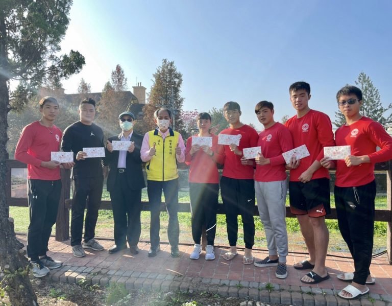 南投埔里出動划船隊整治杷城大排 1 埔里鎮公所與南投縣埔里鎮河川生態保育協會及暨南大學划船隊共同合作,於26日上午8時特地在農曆春節年前再次攜手清理杷城大排