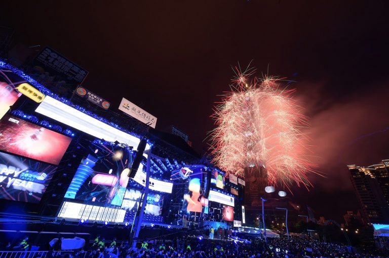 今年台北101跨年煙火大秀照常施放，長達300秒的絢爛花火迎接2021的臺北。