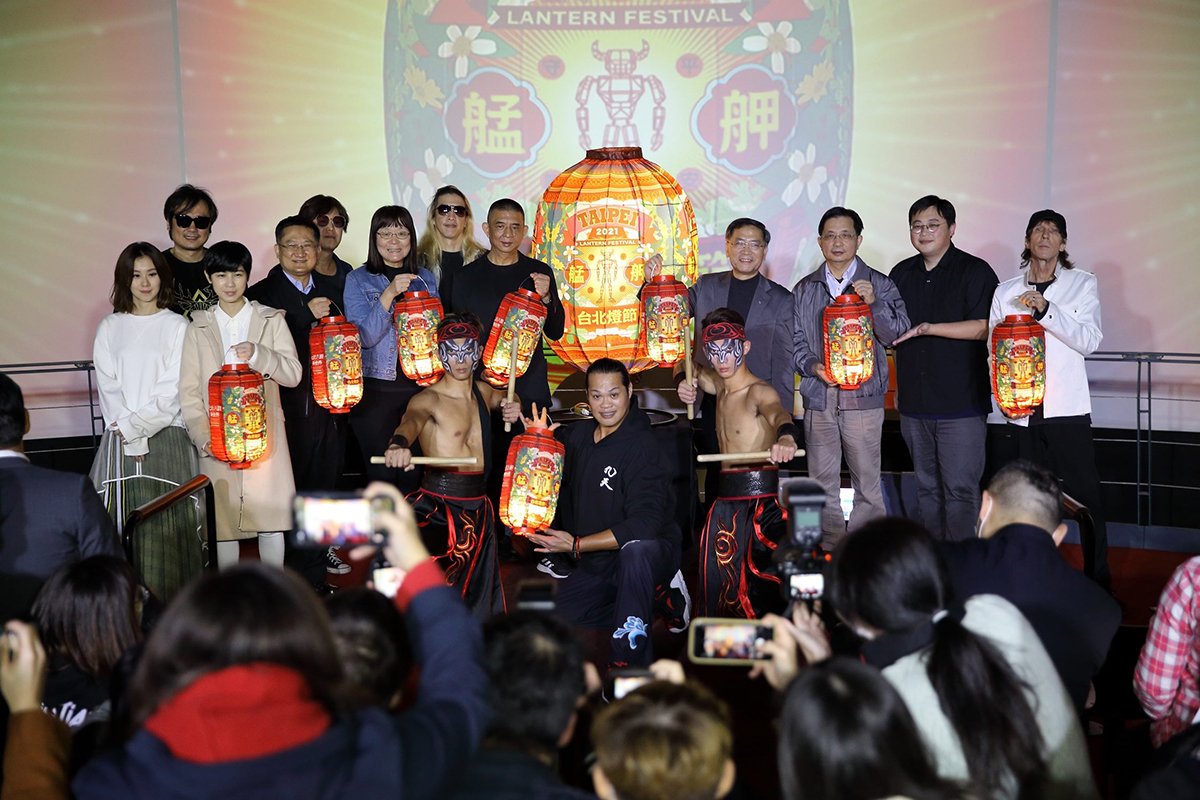 「七彩八寶新世界」 2021台北燈節 牛年最「NEW」燈節 搖滾天王伍佰、金曲歌后魏如萱領軍 超強卡司嗨翻艋舺 1 2021台北燈節卡司陣容及出席貴賓合影,左起白安、魏嘉瑩、董事長樂團、臺北市萬華區區長詹天保、臺北市政府觀光傳播局副局長李麗珠、策展藝術家李明道Akibo老師、臺北市政府副市長蔡炳坤、臺北市政府副秘書長簡哲宏、臺北市政府觀光傳播局局長劉奕霆、Jamii Szmadzinski、前排九天民俗技藝團。(臺北市觀光傳播局提供)