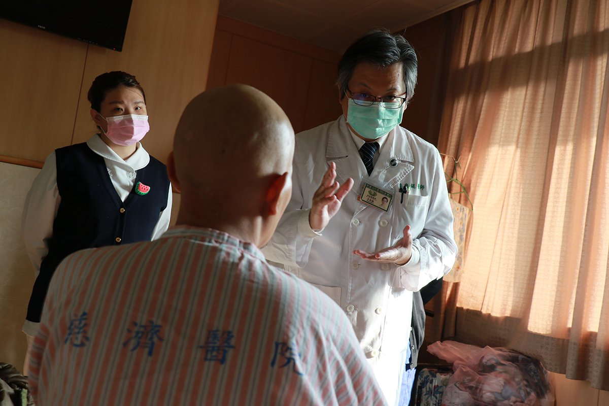 骨髓建檔耕福田 血癌婦受惠異體移植重生 1 李典錕主任查房,叮嚀羅女士出院後相關注意事項。