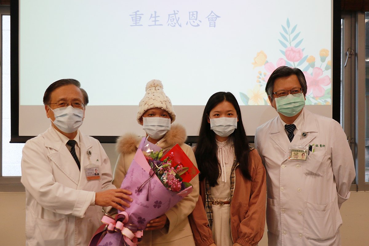 臺中慈濟醫院為羅女士舉辦慶生會。左起：簡守信院長、羅女士與家人、李典錕主任。