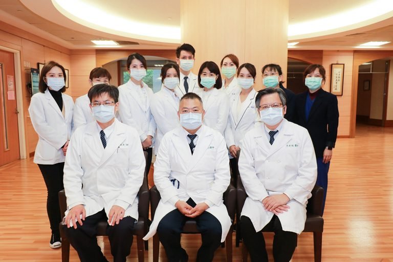 臺中慈濟醫院胃癌治療照護品質優良 1 臺中慈濟醫院胃癌團隊治療照顧品質優良,前排左起:外科部主任余政展、腸胃內科主任廖光福、血液腫瘤科主任李典錕。