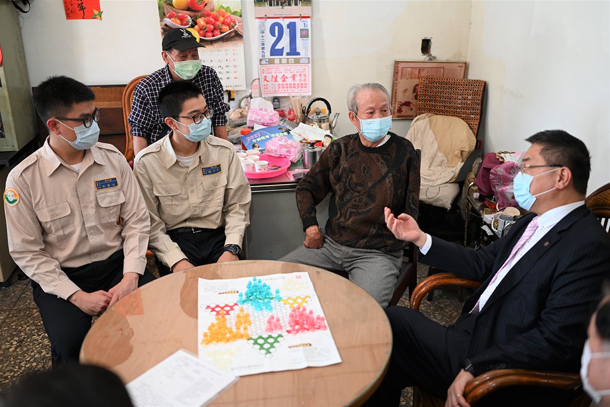 內政部關懷83歲義務役受傷 退伍弟兄 提前送暖春節慰問 1 徐國勇帶領替代役弟兄訪視陳姓退伍弟兄