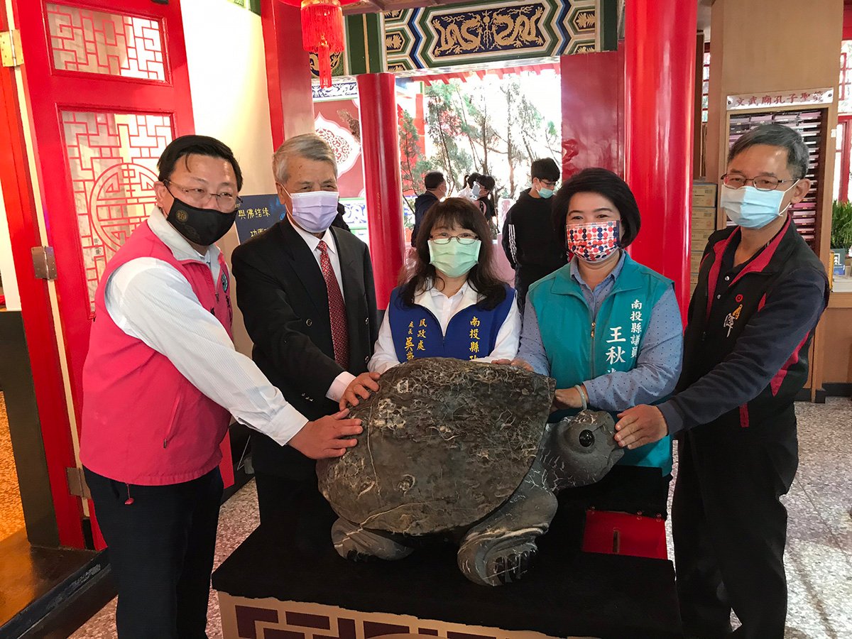 文武廟6日舉辦平安龜展覽發表會，日月潭風景管理處副處長廖錫標、南投縣府民政處長吳燕玲、魚池鄉長劉啟帆、縣議員王秋淑皆到場給予祝福。