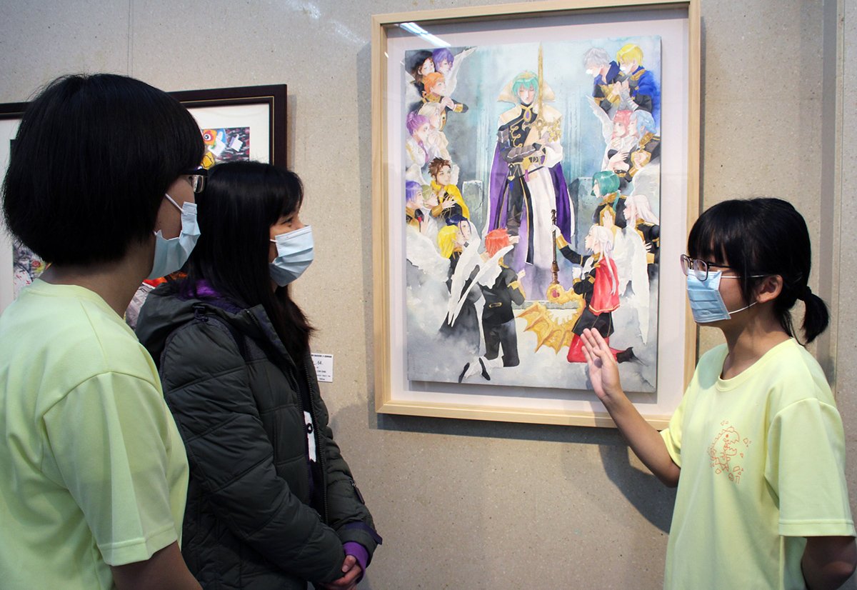 大甲國中美術班畢業展在港藝中心展出27日開幕 4 大甲國中第30屆美術班畢業展學生在展覽會場向參觀的民眾導覽解說分享自己的作品