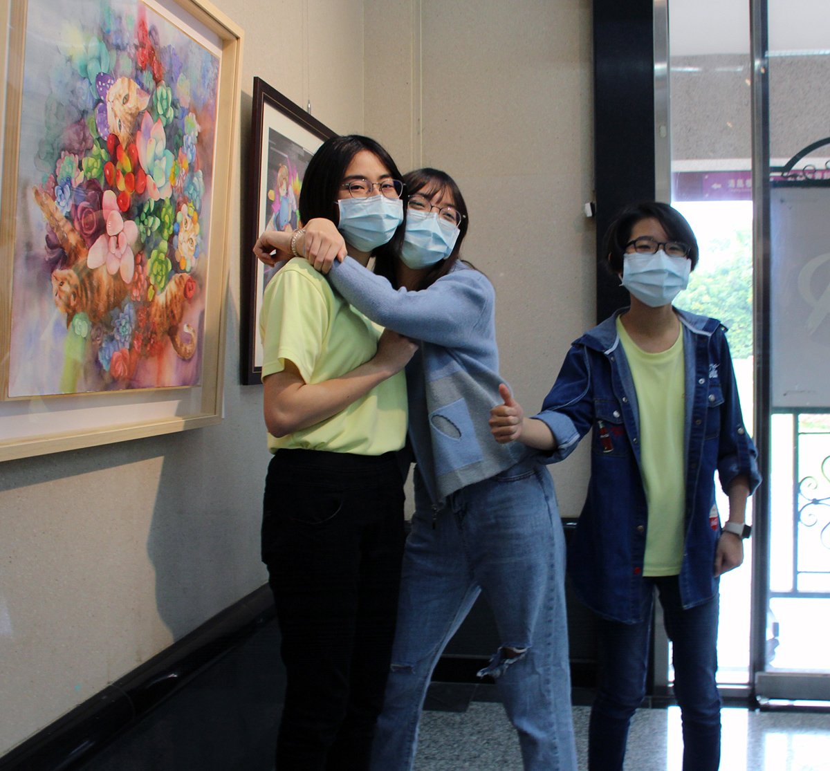公03 大甲國中美術班畢業展同學們開心合照，顯示出3年來的好交情