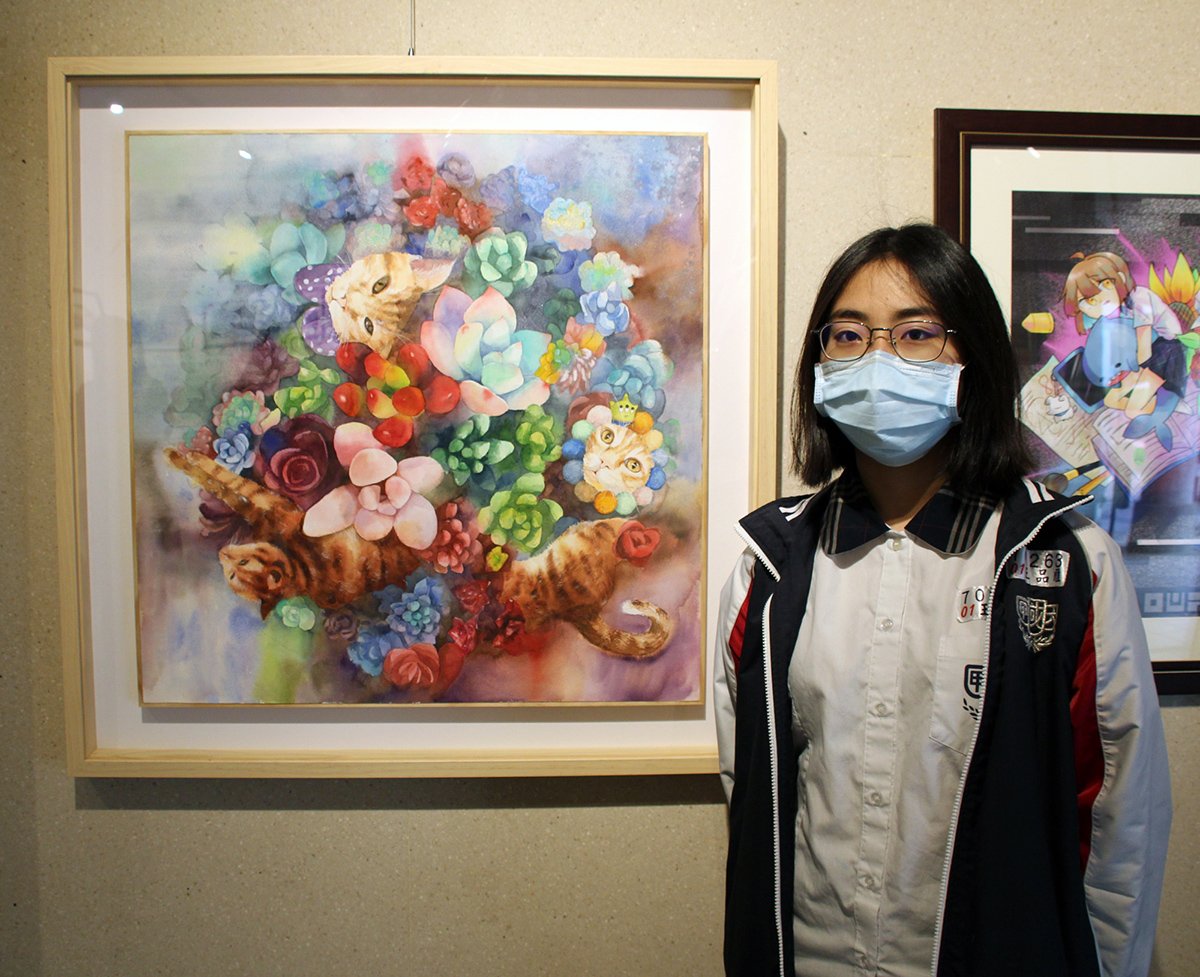 大甲國中美術班畢業展在港藝中心展出27日開幕 3 公05 王品雁嘗試用不擅長的動物題材去做出水彩作品《貓與植物》