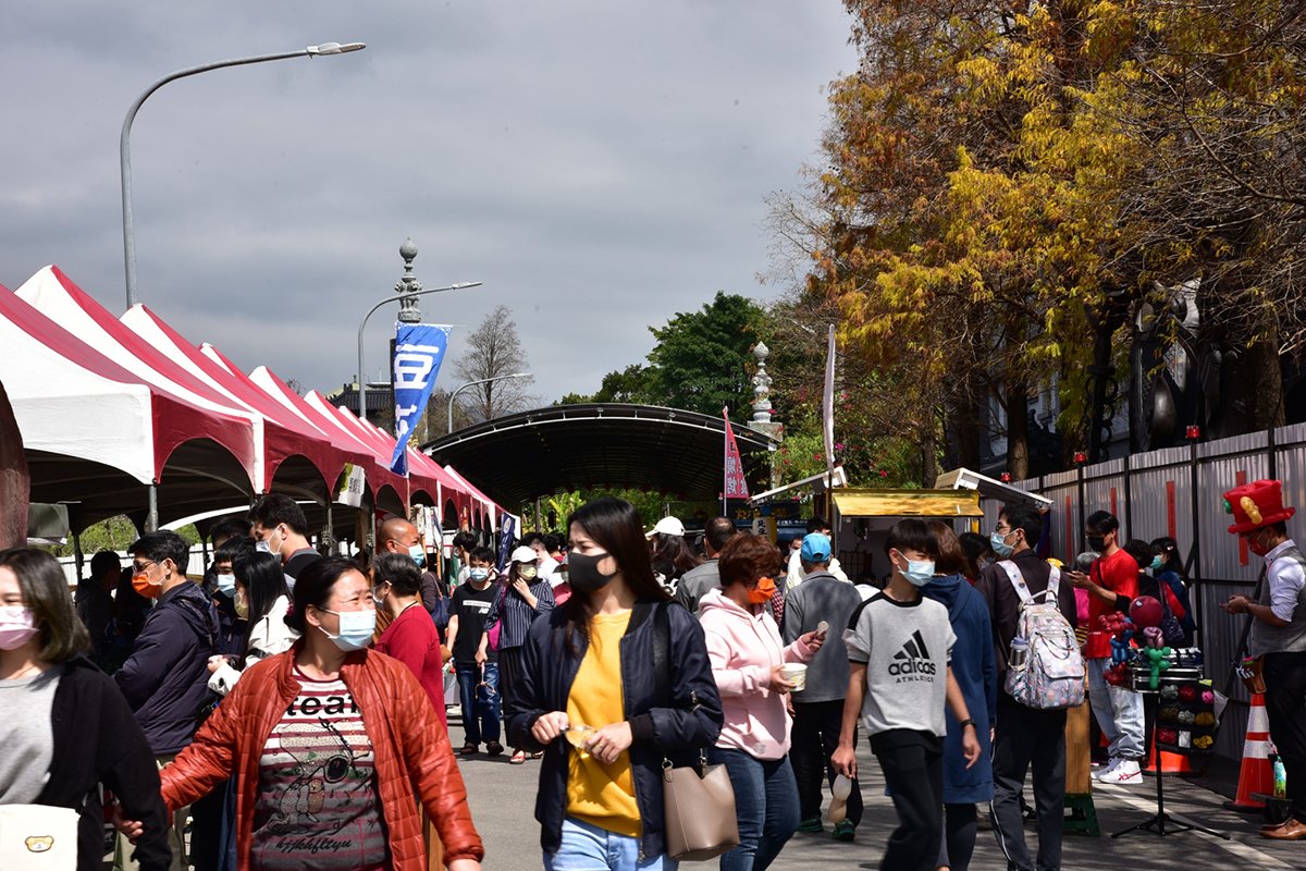 大年初三懸空法寺聚集許多人潮到廟裡求平安