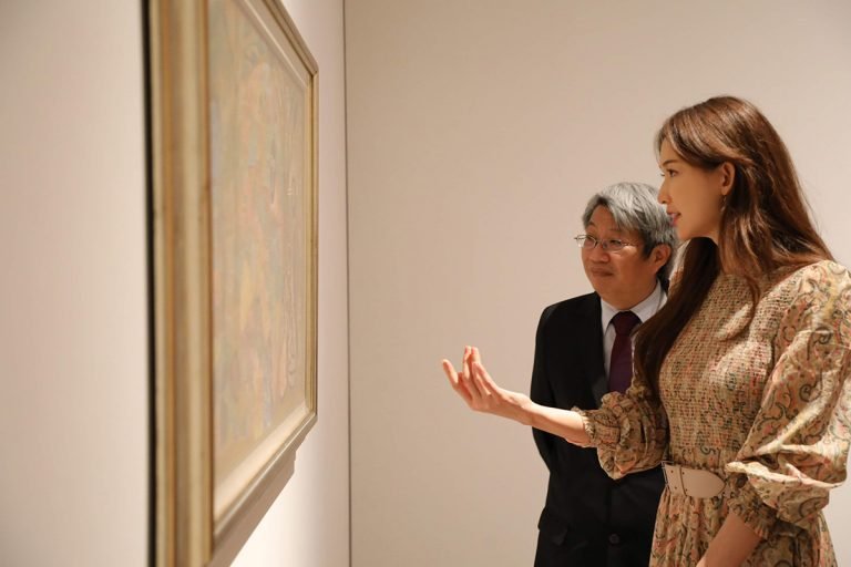 志玲姐姐與南美館長交流欣賞洪通畫作心得