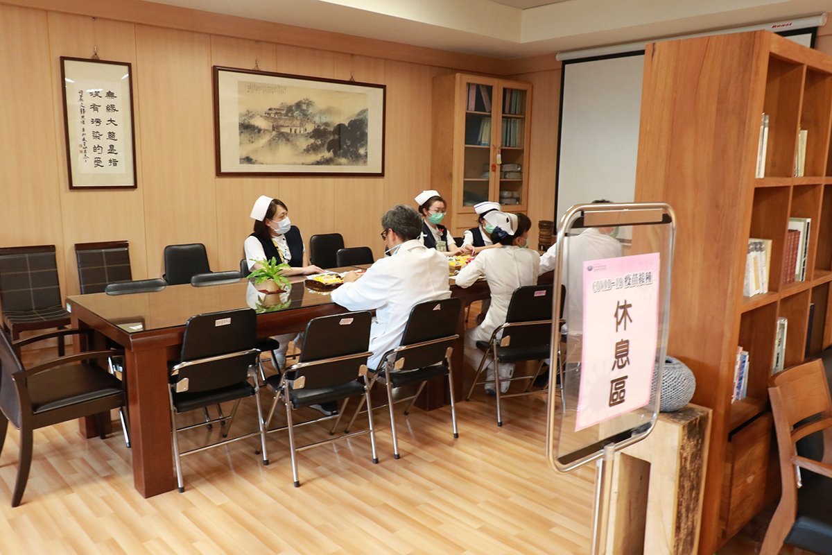 臺中慈濟院長簡守信示範接種COVID-19疫苗 2 臺中慈濟醫院也依照衛生主管機關建議設置休息區,讓施打完疫苗的醫護同仁能停留休息30分鐘觀察身體反應。
