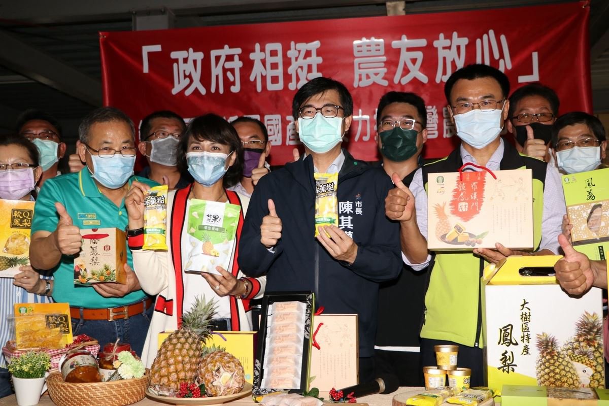 陳其邁陪蔡總統關心高雄鳳梨全力與中央合作 與農民共渡挑戰 2 1100228陪同蔡總統訪視大樹區鳳梨農友 通稿5