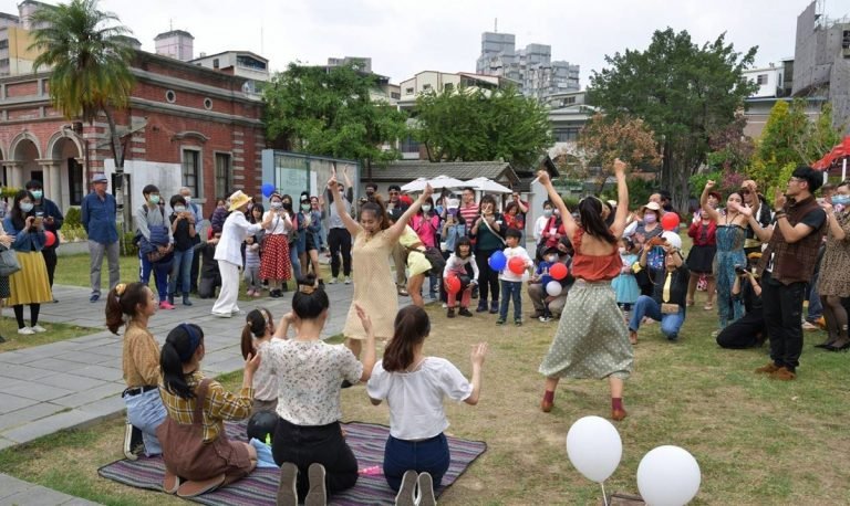 3月6日一德洋樓的午后，滿滿氣球，50年代的服飾，Agogo即興不定時表演，讓現場参訪來賓各個嗨翻天!