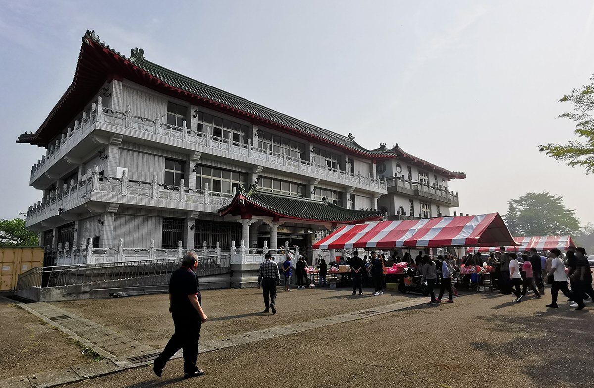 清明節掃墓祭拜祖先的注意事項哪些事項? 2 因為墓地是陰靈的安居之所,故不可跨過墳墓及供品,大聲喧嘩、嘻笑怒罵