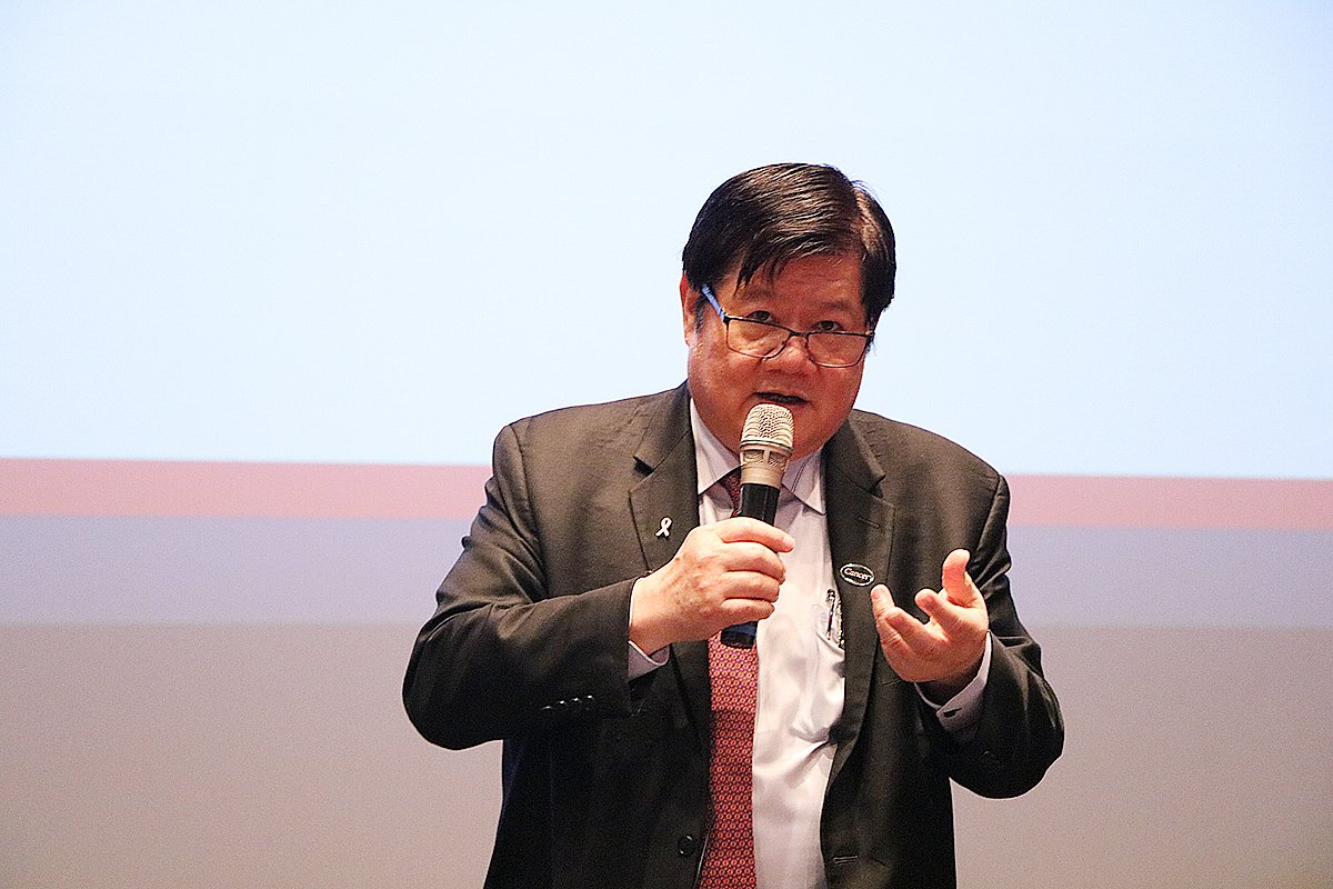 中國醫藥大學校長洪明奇院士獲邀擔任首場講座學者，他掌握社會關注的議題發表「亂世出英雄--從抗癌到抗新冠病毒」演講。