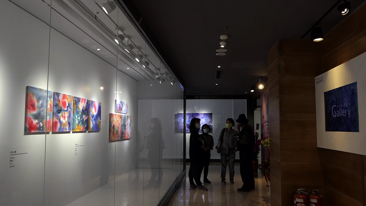 抽象畫大師紀向意念藝術創作展《春天。甦醒》即日起在中友百貨時尚藝廊展出 4 P1310187.MOV 000002260