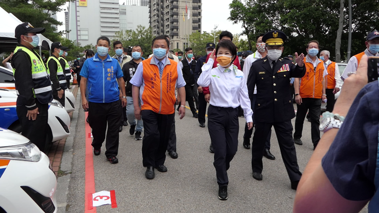 保全協防治安 再創新猷 中市首創 市長主持誓師大會 1 臺中市繼全國首創「保全日」後,再祭出保全協防治(校)安創新作為,並於本(30)日盛大舉辦安全協防誓師大會,由盧市長親自主持