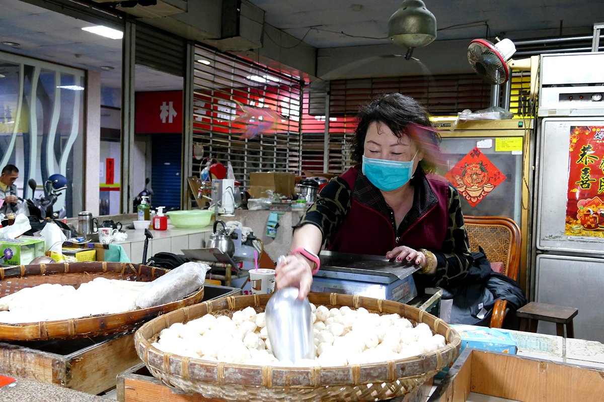 嘉義縣朴子市第一市場膾炙人口的老字號「侯長成花枝丸」，不但是在地人從小吃到大的美味丸子