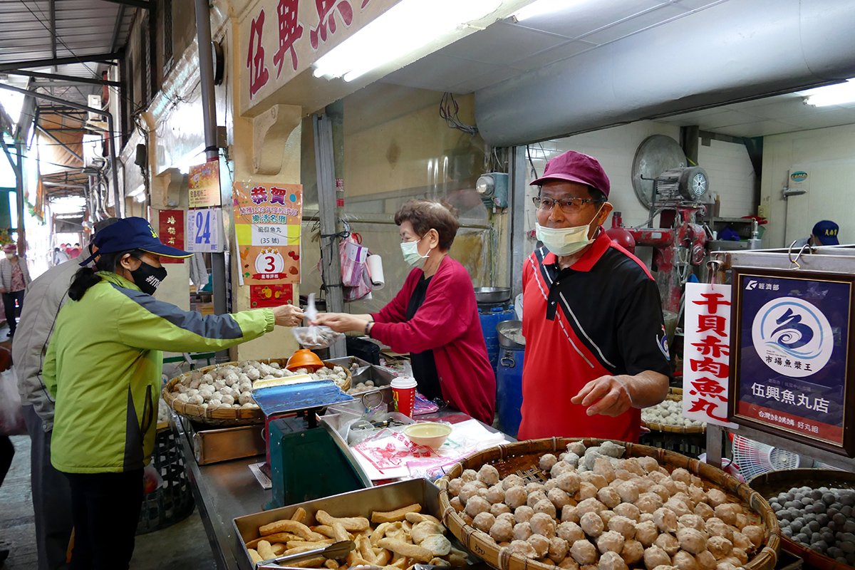 現任攤主林耀炳與大嫂阿滿姨合力守護店鋪，老闆林弘炳為堅持每日新鮮現作