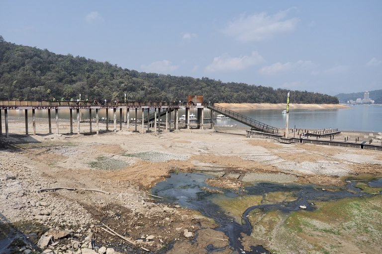 百人淨潭恢復日月潭好風采 中央地方合作清除潭底廢棄物 1 連月乾旱讓日月潭水位直降12公尺,導致潭區長期的潭底垃圾、廢棄物問題浮現,不僅讓遊客觀感不佳,影響觀光產業