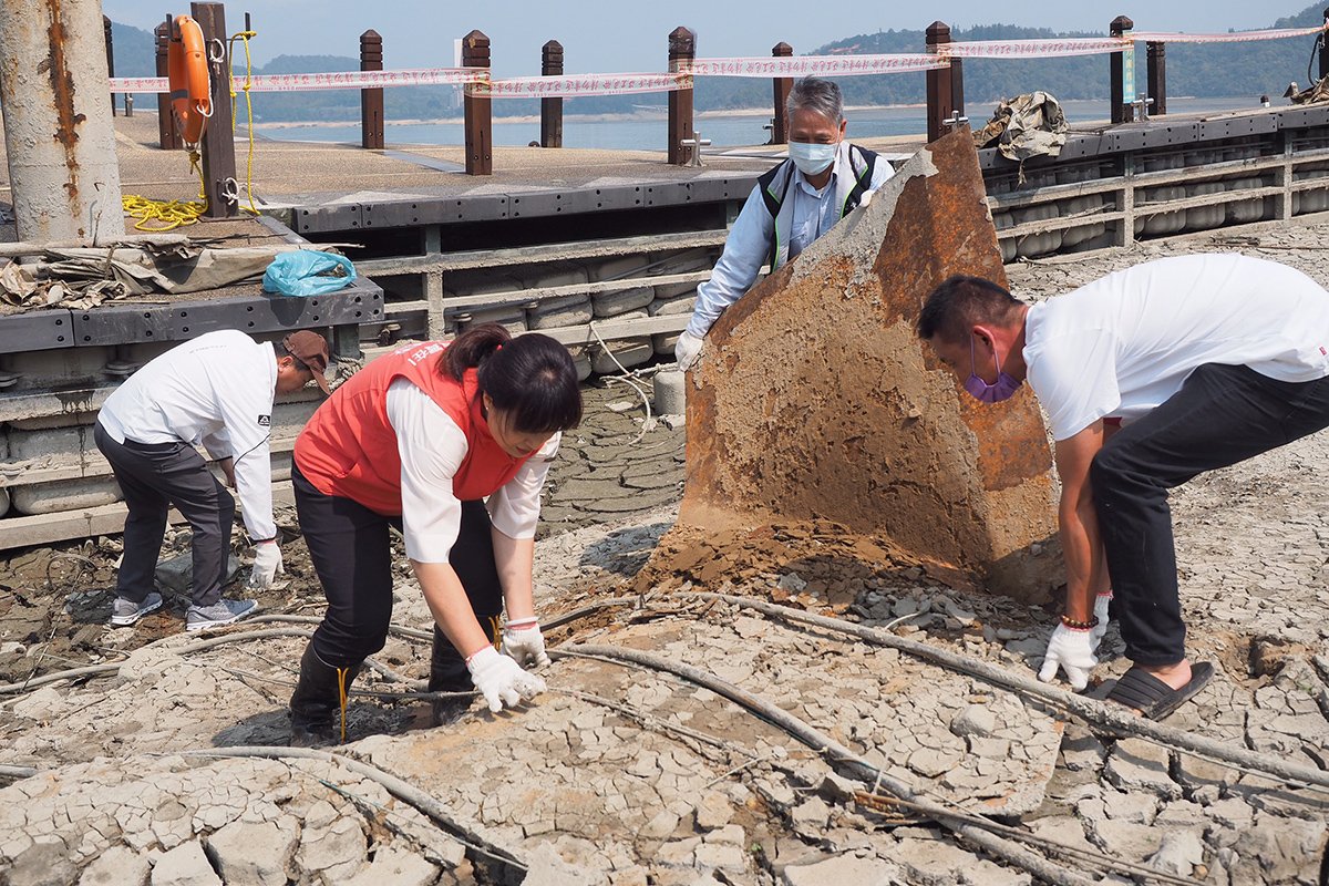 百人淨潭恢復日月潭好風采 中央地方合作清除潭底廢棄物 4 S 67780637