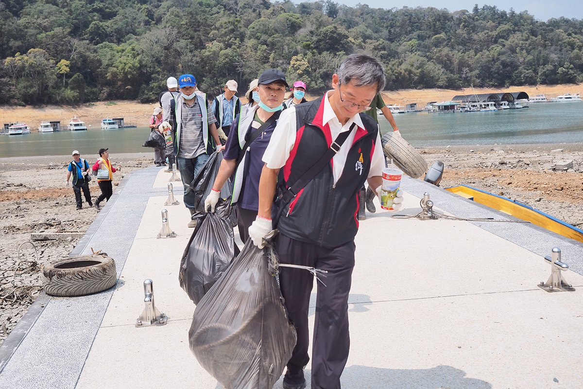 百人淨潭恢復日月潭好風采 中央地方合作清除潭底廢棄物 1 鄉公所出動清運車輛全力配合淨潭行動外,劉啟帆也同時強力呼籲,請鄉親一起保護環境,切勿將垃圾直接傾倒於潭中。