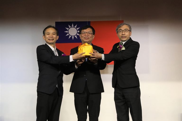 文化資產局24日於文化部文化資產園區舉辦代理局長與新任局長交接典禮 1 文化部常務次長李連權擔任監交人,新任文化資產局長陳濟民與卸任代理局長張仁吉交接印信