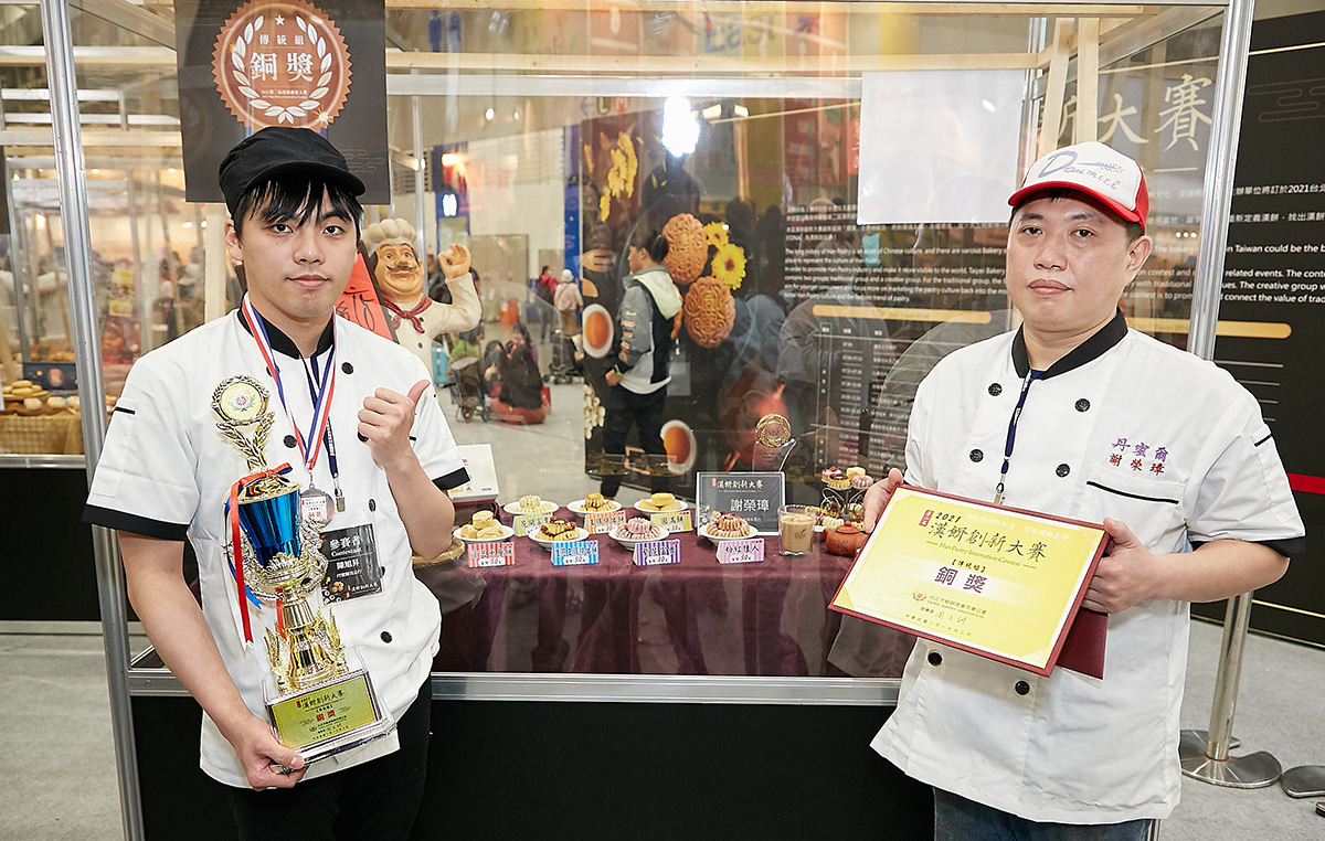 傳統組銅獎：陳旭昇－丹蜜爾蛋糕（左）