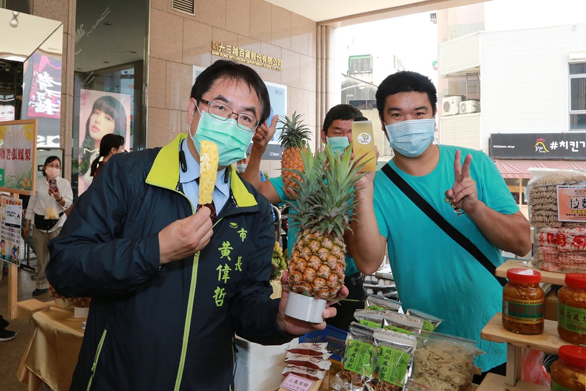 台南市安心餐廳推好運旺來餐 黃偉哲邀全國朋友來台南吃旺來好運來 2 市長向民眾推廣旺來餐及鳳梨及相關產品