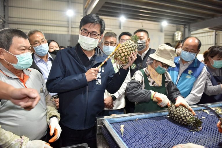 高雄史上首次！金鑽鳳梨銷韓國 陳其邁：拓展外銷市場 力挺在地農民