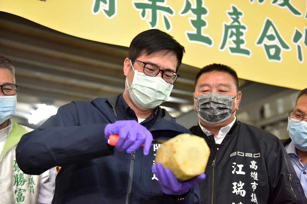 金鑽鳳梨銷韓國 陳其邁:拓展外銷市場 力挺在地農民 2 訪視南友農合作社鳳梨外銷韓國首爾封櫃儀式 通稿3