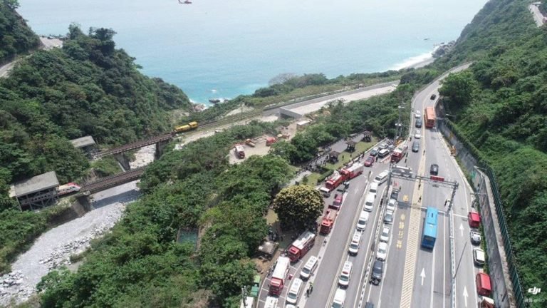 2日早上台鐵北迴線東下行51+250K清水隧道臺鐵太魯閣號408車次撞上在山坡滑落的工程車