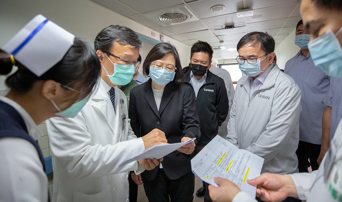 總統蔡英文3日探視臺鐵太魯閣號列車事故傷患並為罹難者拈香 3 159818c8 d05f 483e a03d 31837c382efa