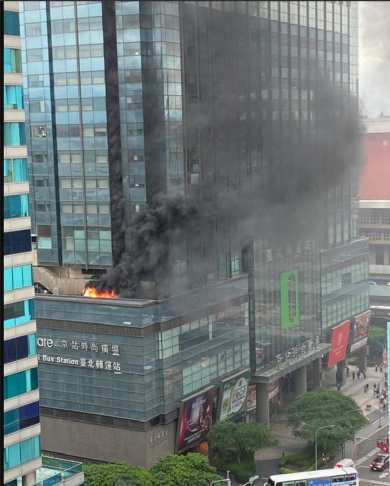 台北市大同區京站時尚廣場的君品酒店宴會廳，19日下午3時許發生火警，疑似因5樓露台外的排煙管起火，火勢燃燒、黑煙直竄