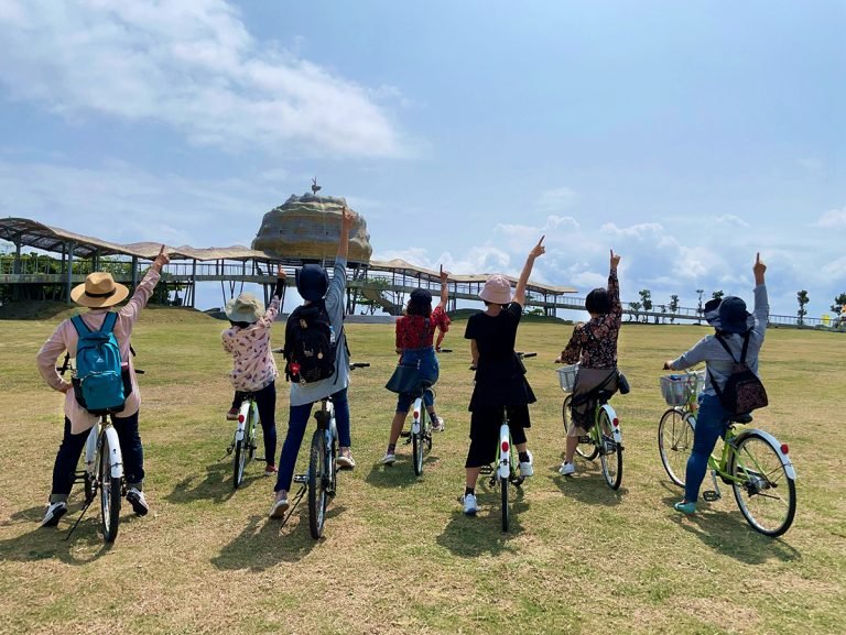 「馬到成功168」自行車深度輕旅行 輕鬆慢遊台東 1 「馬到成功168」自行車深度輕旅行,在專業導覽帶領下,利用兩輪漫遊東海岸,慢活體驗當地特色之美食、住宿、竹筏體驗、熱門打卡景點、樂舞表演、最美星空及地質景觀。