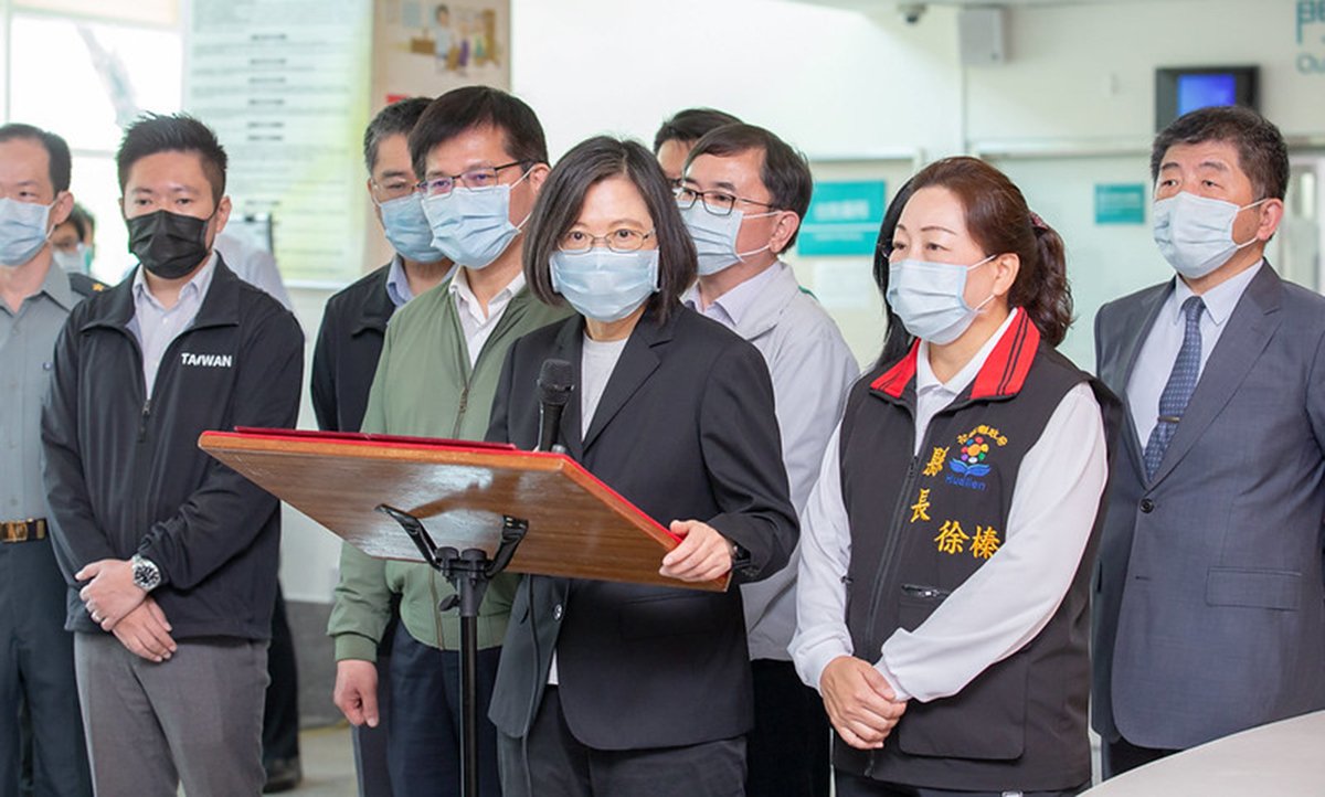 總統蔡英文3日探視臺鐵太魯閣號列車事故傷患並為罹難者拈香 1 328428e8 a21b 4b96 911b 8180f393c557