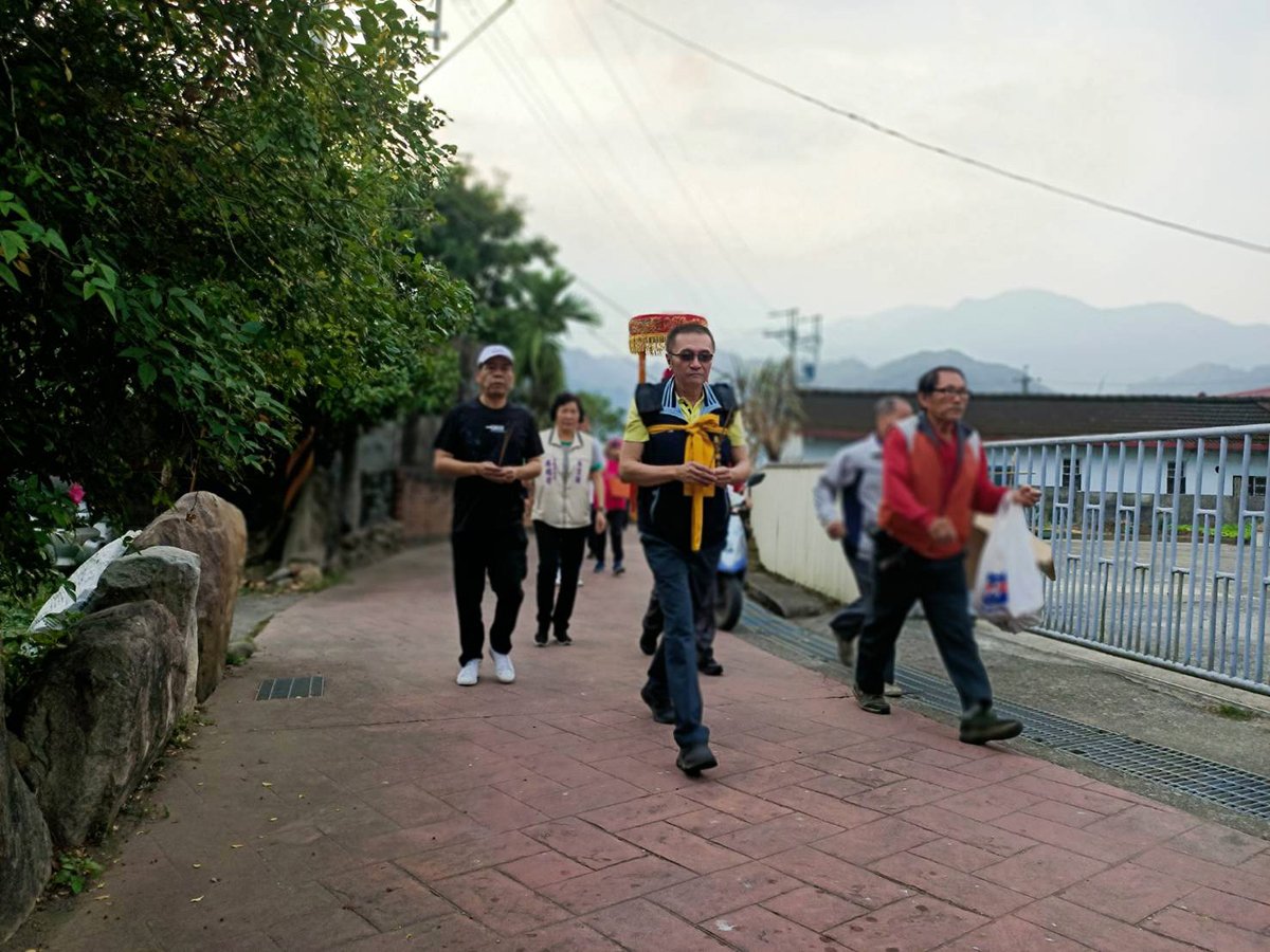 台南市正統鹿耳門聖母廟俗稱「開基媽」的媽祖18日來到鹿谷鄉，由鹿谷鄉長邱如平恭迎媽祖後，親自揹媽祖背轎遶行鄉內四大宮廟進行祈雨。圖：蘇彩娥 攝