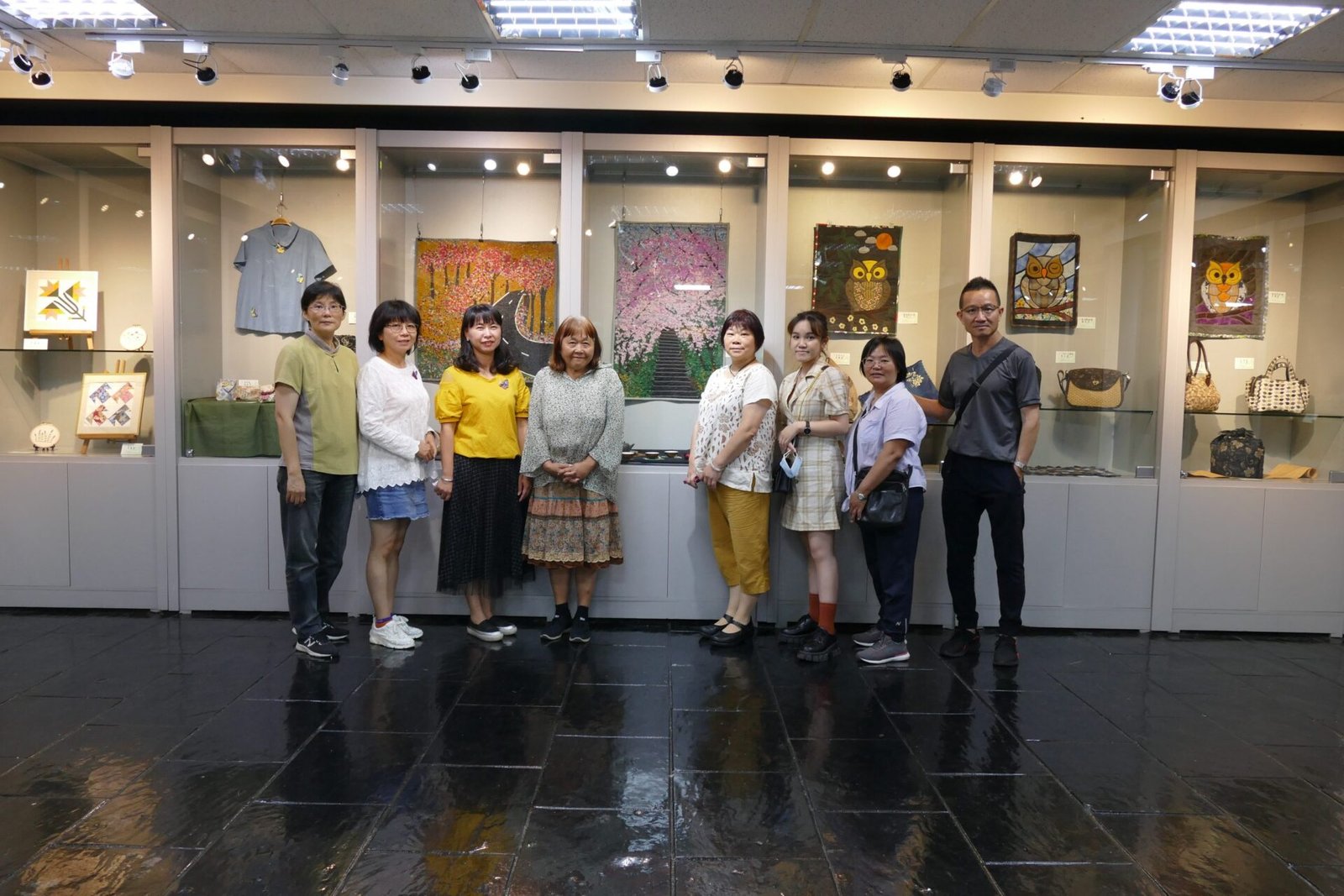 由竹編拼布老師湯愛琴所指導的謝惠美、張珮琪、黃惠玲、邱宜蓁、辜子容、高麗燕、陳胤竹、陳麗華、姜湘玲、劉庭萱等10位拼布班學員