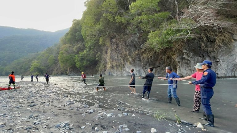 拍攝美景照片不慎踩空跌落溪谷沙洲 勇警獲報全力搶救