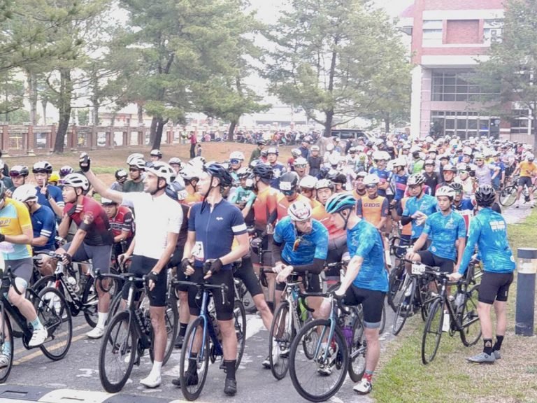 2021永不放棄-探索新中橫自行車 南投自由車好手盧紹軒出賽全力以赴爭取佳績 1 今年吸引自行車好手共956人參與,其中包括來自英國、法國、德國、加拿大、美國及菲律賓(最大團)等多達18國參加