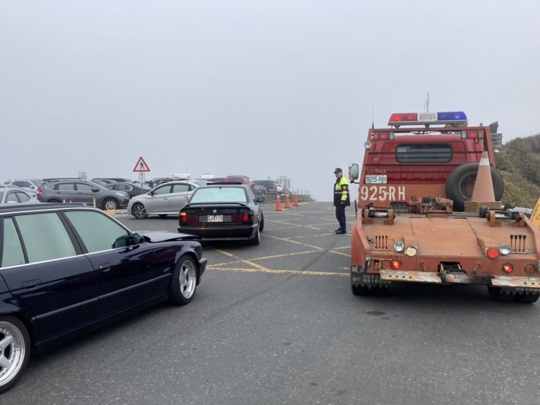 合歡山進駐最高海拔拖吊車 仁愛警加強拖吊違停車輛