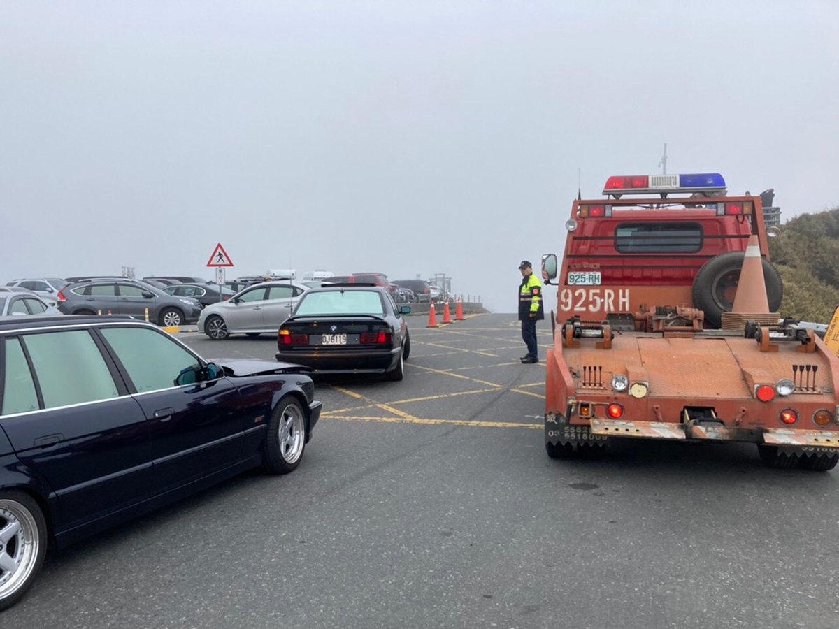 合歡山進駐最高海拔拖吊車 仁愛警加強拖吊違停車輛